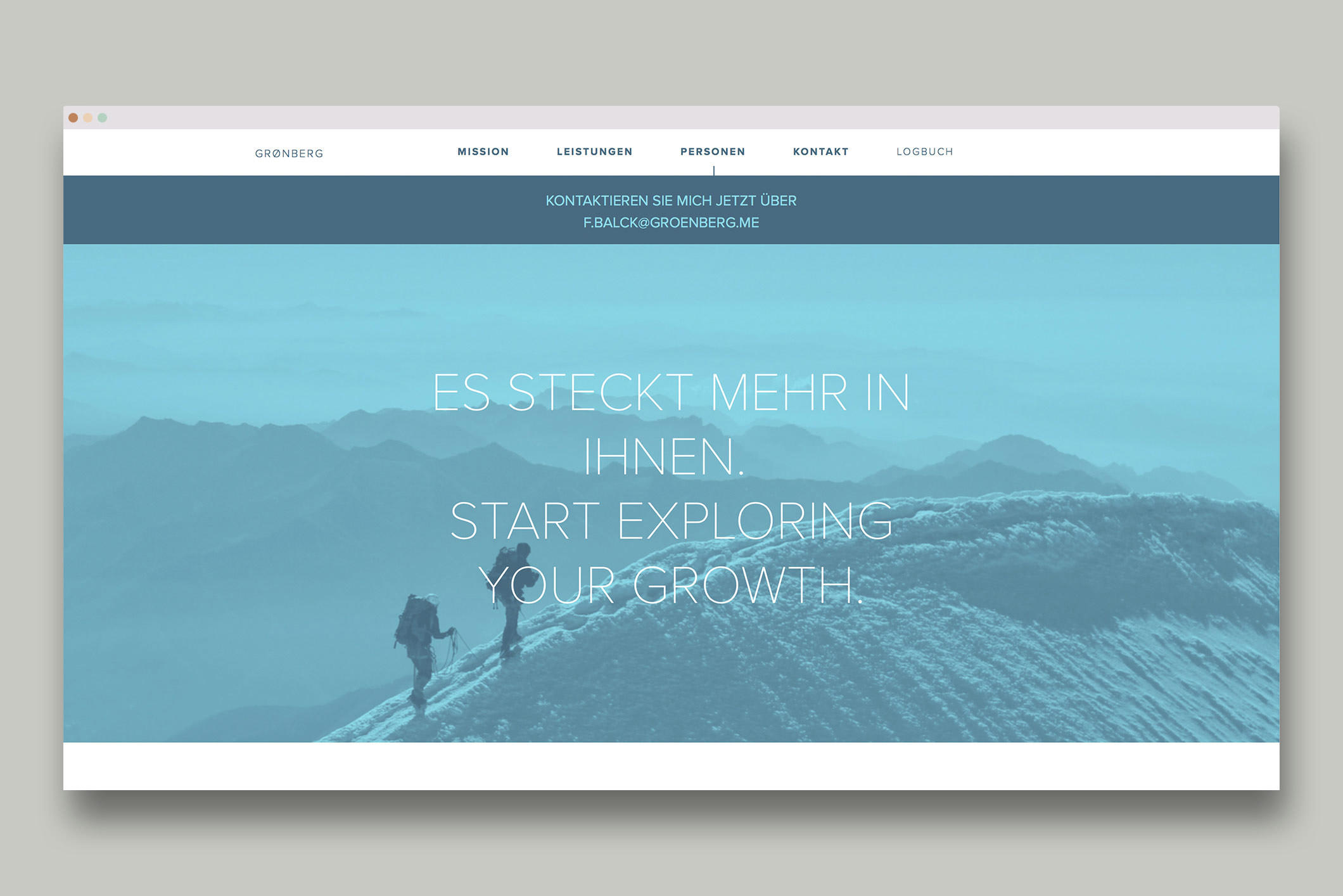Webseiten-Design für „Grönberg – Exploring Growth“ mit einem Hintergrundbild von zwei Personen, die einen verschneiten Berg erklimmen, und dem Text ‚Es steckt mehr in Ihnen. Start exploring your growth.‘ in weißer Schrift