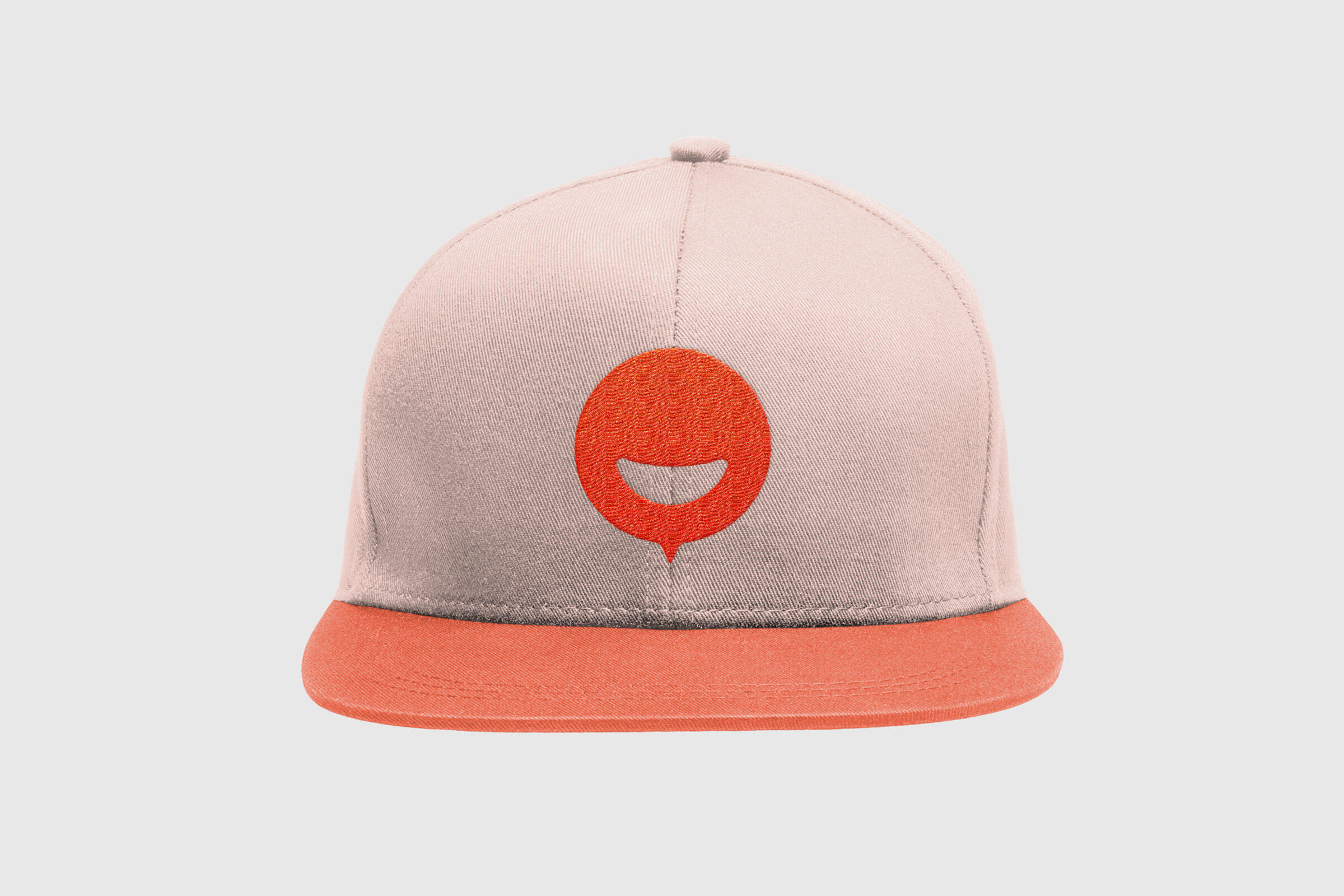 Basecap in rosa und rot mit dem prägnanten Walby-Signet in der Mitte der Vorderseite. Das Logo zeigt einen roten Pin mit einem stilisierten Lächeln, das den Fokus der App auf Positivität und gute Taten widerspiegelt.