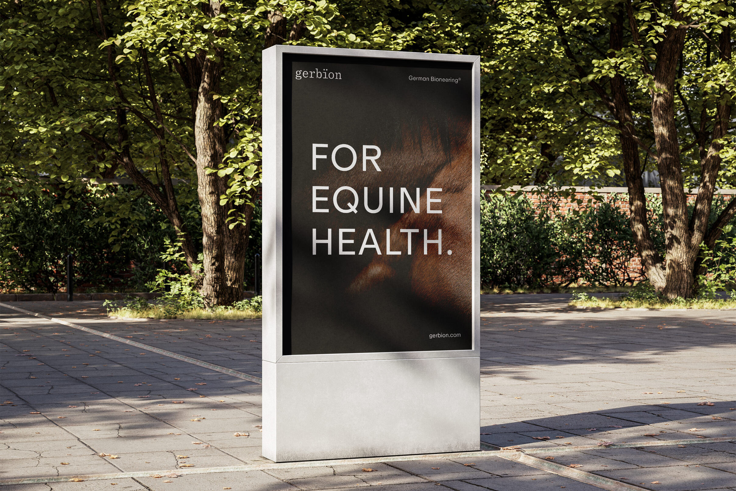 Citylight-Poster im urbanen Außenraum mit gerbion-Kampagnenmotiv. Vor grünem Laubhintergrund zeigt das Plakat eine Nahaufnahme eines Pferdeauges mit der Aufschrift „FOR EQUINE HEALTH.“ in klarer, weißer Typografie. Oben links das gerbion-Logo, rechts der Claim „German Bioengineering®“. Die Gestaltung ist ruhig, fokussiert und zielgruppenspezifisch.
