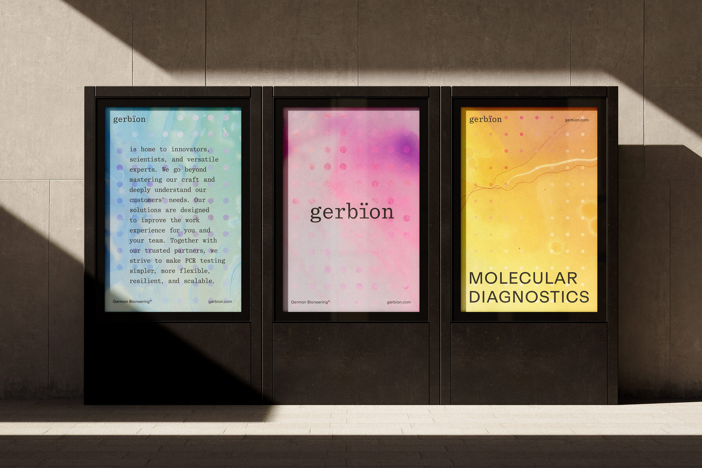 Drei digitale Citylight-Poster nebeneinander im urbanen Raum, jeweils mit gerbion-Markenmotiven: links ein Textplakat auf bläulich-grünem Hintergrund mit organischen Strukturen, in der Mitte das gerbion-Logo auf rosa-violettem Farbverlauf, rechts ein gelbes Motiv mit dem Titel „MOLECULAR DIAGNOSTICS“. Die Gestaltung kombiniert technische Typografie mit fluiden, von Mikroorganismen inspirierten Visuals.