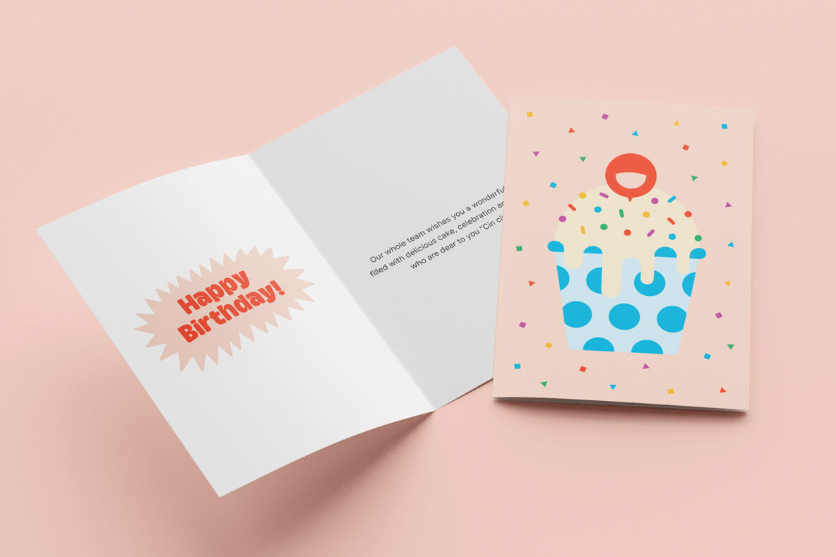 Design einer Geburtstagskarte mit einem farbenfrohen Cupcake-Motiv auf der Vorderseite, verziert mit bunten Streuseln und dem Walby-Logo an der Spitze. Die geöffnete Karte zeigt links den Schriftzug ‘Happy Birthday!’ in einer orangefarbenen, strahlenden Form und rechts einen kurzen Grußtext. Die Karte vermittelt Freude und Positivität, passend zur Marke Walby