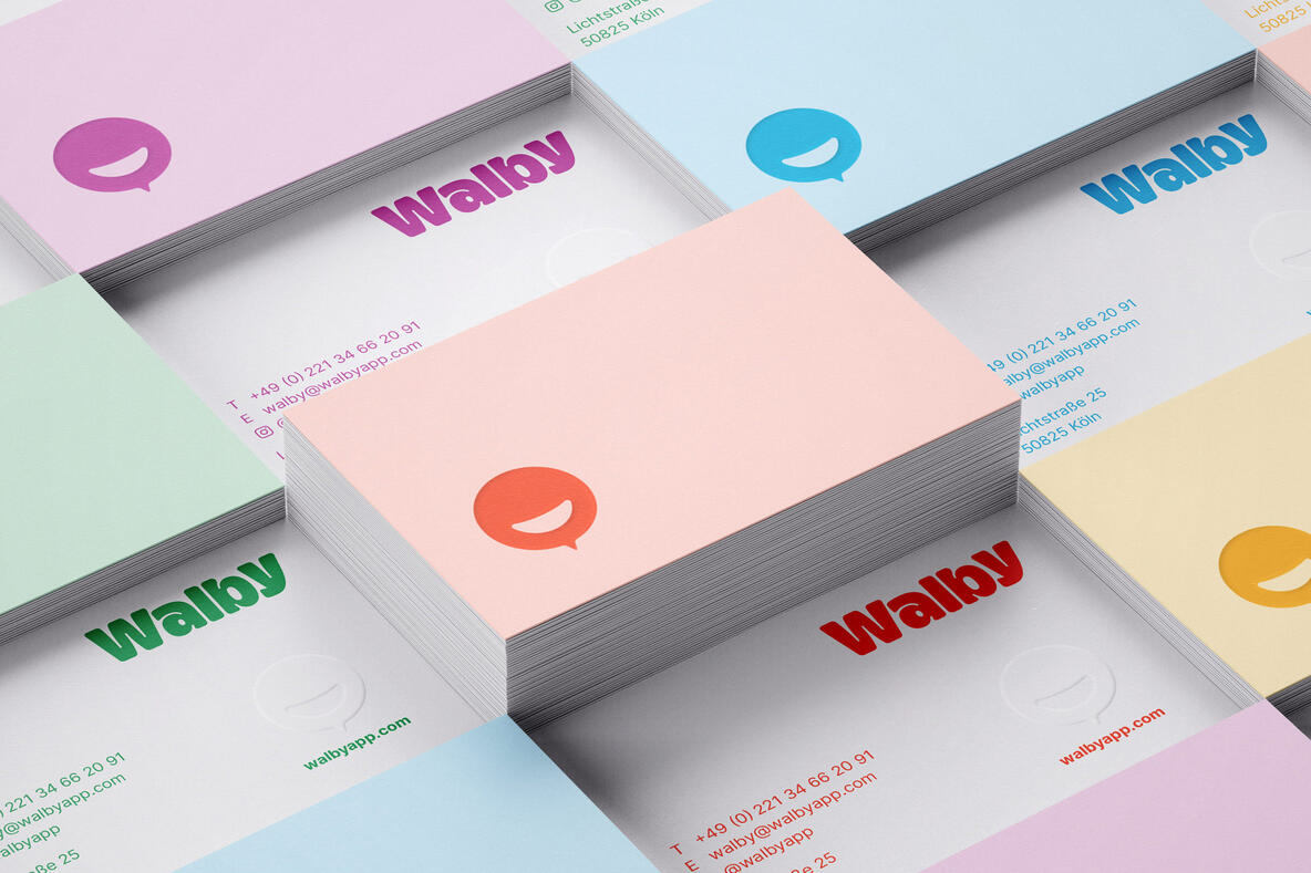 Übersicht verschiedener Visitenkarten-Designs für Walby. Die Karten zeigen das Walby-Logo und den Schriftzug in unterschiedlichen Farben wie Grün, Blau, Lila und Rot, jeweils auf pastellfarbenen Hintergründen. Die minimalistische Gestaltung mit klarer Typografie und farbigen Akzenten spiegelt das freundliche und zugängliche Corporate Design wider, das von hellofarm entwickelt wurde.