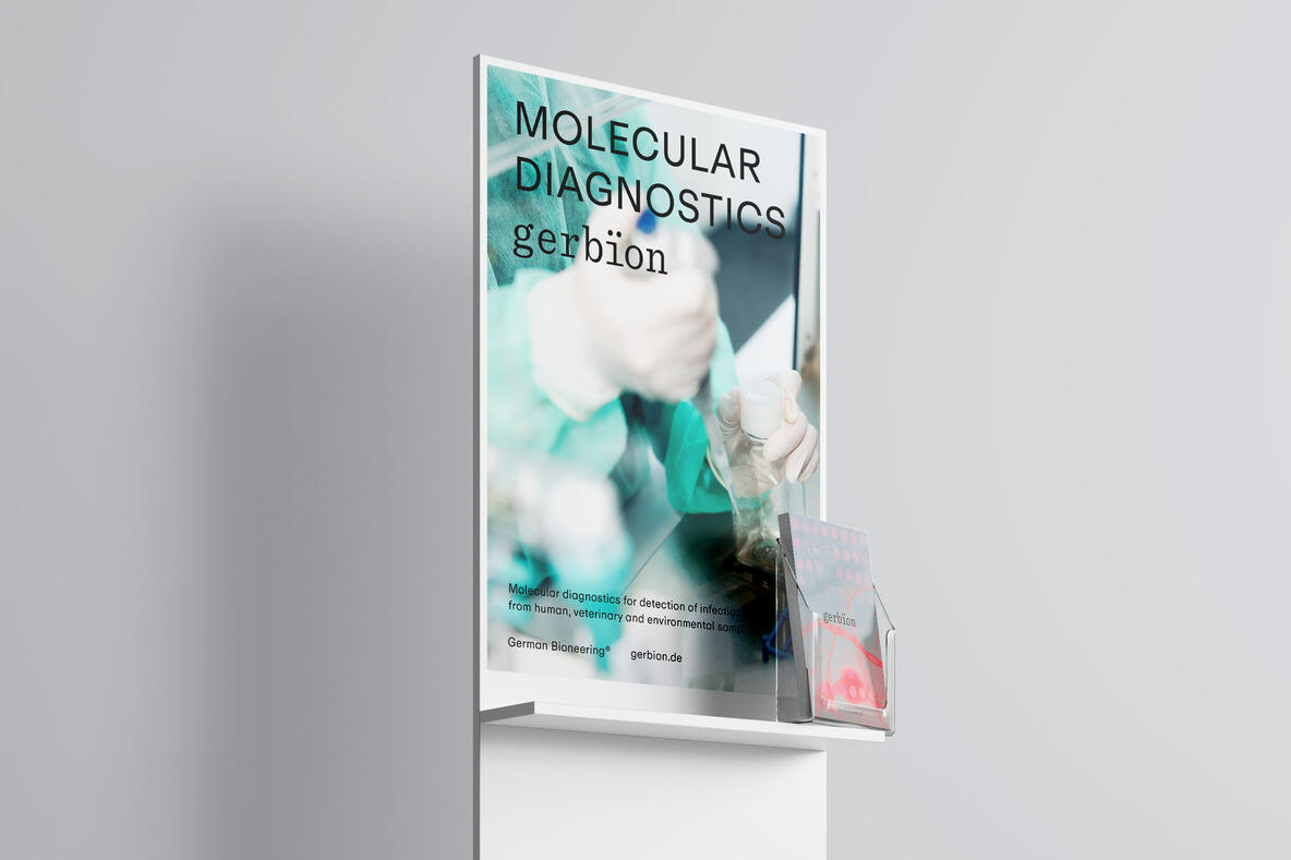 Infodisplay mit gerbion-Werbemotiv vor hellgrauem Hintergrund. Das Plakat zeigt eine verschwommene Laboraufnahme mit der Überschrift „MOLECULAR DIAGNOSTICS“ und dem gerbion-Logo. Unten ist ein kurzer Beschreibungstext zur Unternehmenskompetenz zu sehen. Rechts ist ein Prospekthalter mit Flyern angebracht. Das Design wirkt modern, professionell und markenkonform.